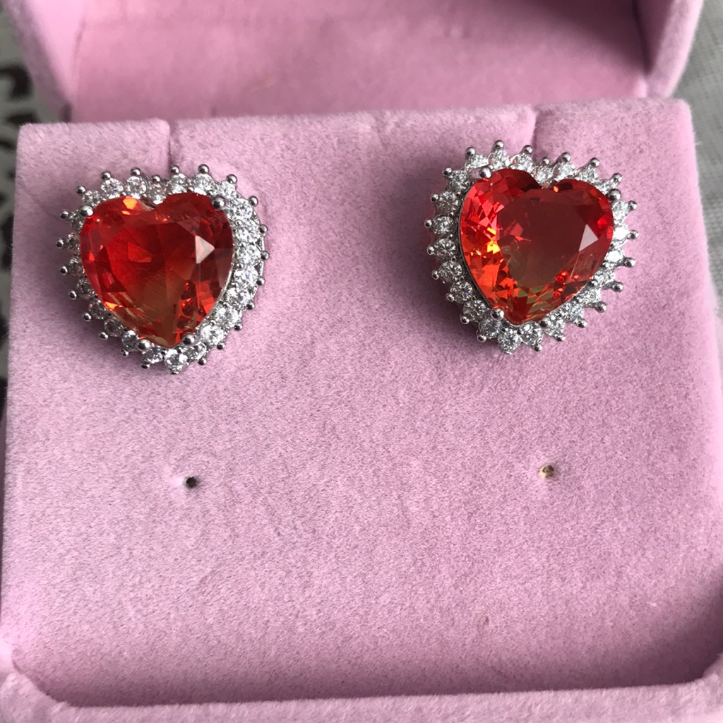 Brand New. Beautiful Red Earring
